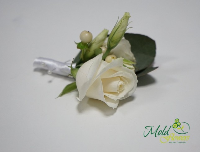 Floare-butoniera din trandafir alb si hipericum foto